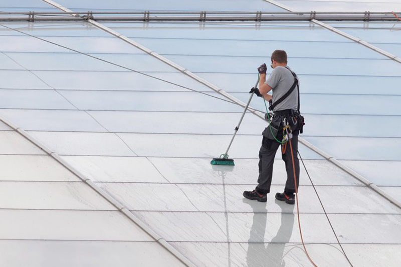 Expert Bainbridge Island roof cleaning in WA near 98110